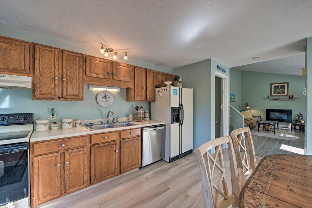 Ideal Narragansett Location Furnished Deck! - image 5