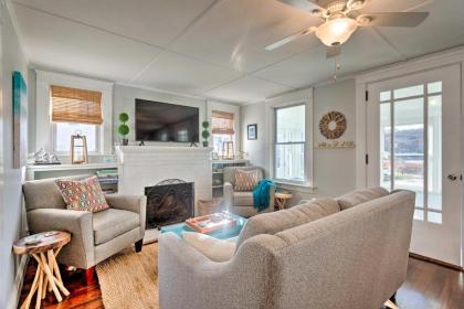 Charming Cottage about 5 mi to Narragansett Beach Rhode Island