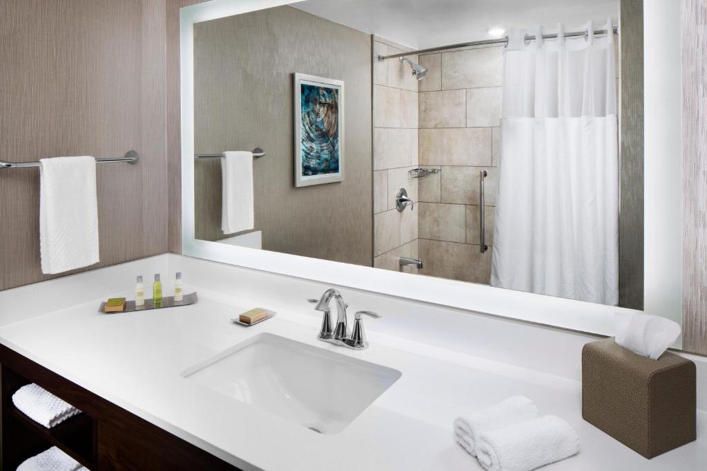 DoubleTree by Hilton Nashua - image 5