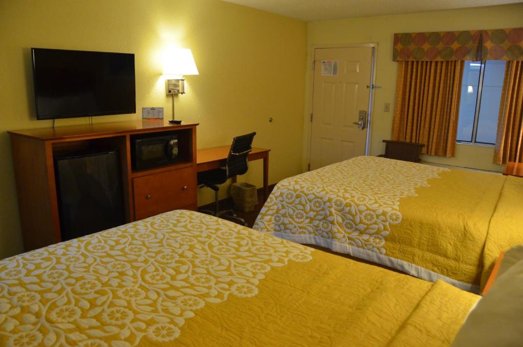 Days Inn by Wyndham Airport Nashville East - image 2