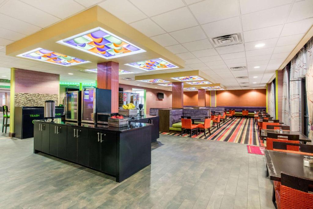 Clarion Hotel Downtown Nashville - Stadium - image 4