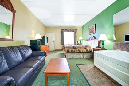 Super 8 by Wyndham Nashville Near Downtown / I-40 - image 3