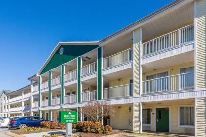 Hometowne Studios by Red Roof Nashville   AirportBriley Pkwy Nashville