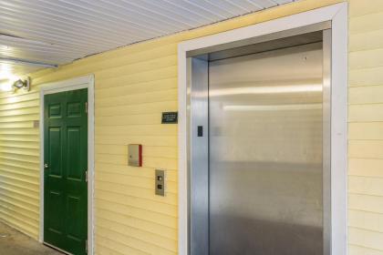 HomeTowne Studios by Red Roof Nashville - Airport/Briley Pkwy - image 3