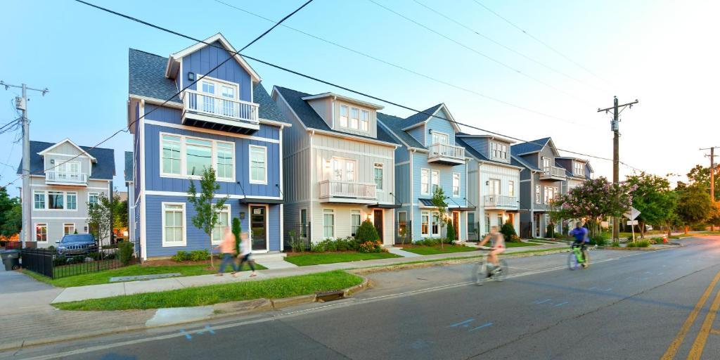 Monroe Unit 3 - Charming 4BR Condo in Heart of Nashville - main image