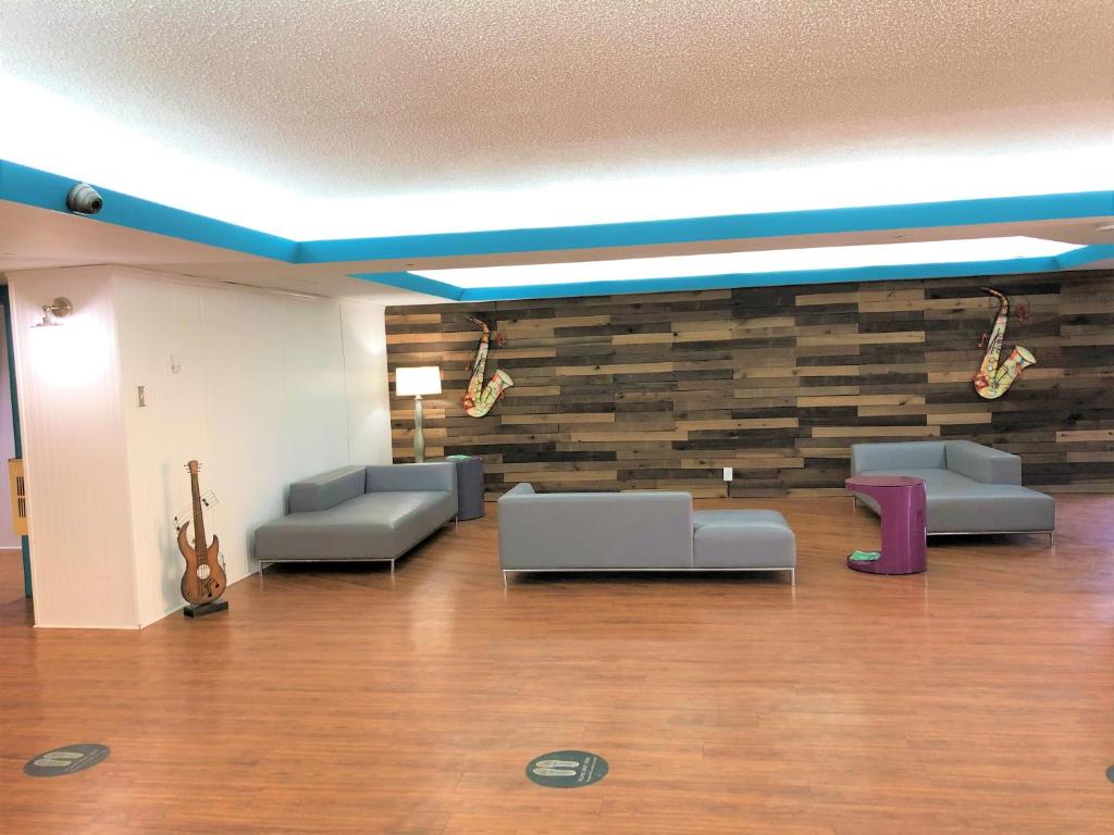 Rodeway Inn - image 2