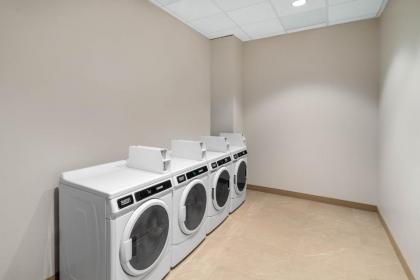 La Quinta Inn & Suites by Wyndham Nashville Downtown Stadium - image 10