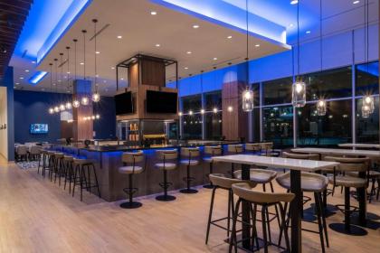 La Quinta Inn & Suites by Wyndham Nashville Downtown Stadium - image 14