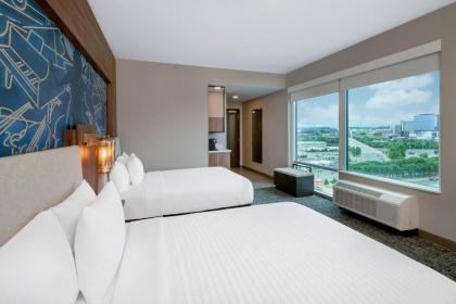 La Quinta Inn & Suites by Wyndham Nashville Downtown Stadium - image 3