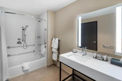 La Quinta Inn & Suites by Wyndham Nashville Downtown Stadium - image 5
