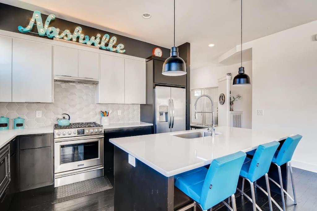 Downtown - Elegant and Cozy - Skyline Views - main image