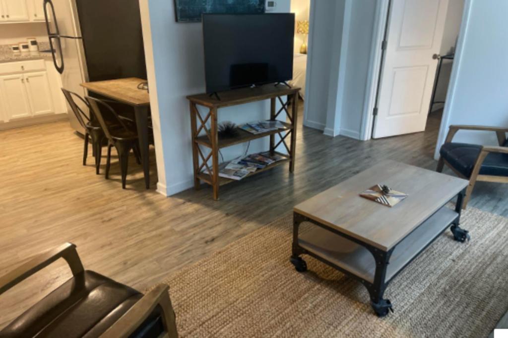 Special! 2 King Bedroom Condo Minutes to Broadway! - main image