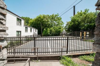 Special! 2 King Bedroom Condo Minutes to Broadway! - image 10