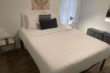 Special! 2 King Bedroom Condo Minutes to Broadway! - image 16