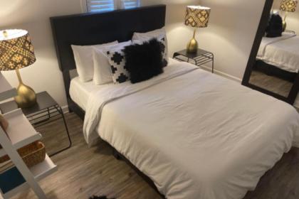 Special! 2 King Bedroom Condo Minutes to Broadway! - image 17