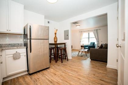 Special! 2 King Bedroom Condo Minutes to Broadway! - image 4