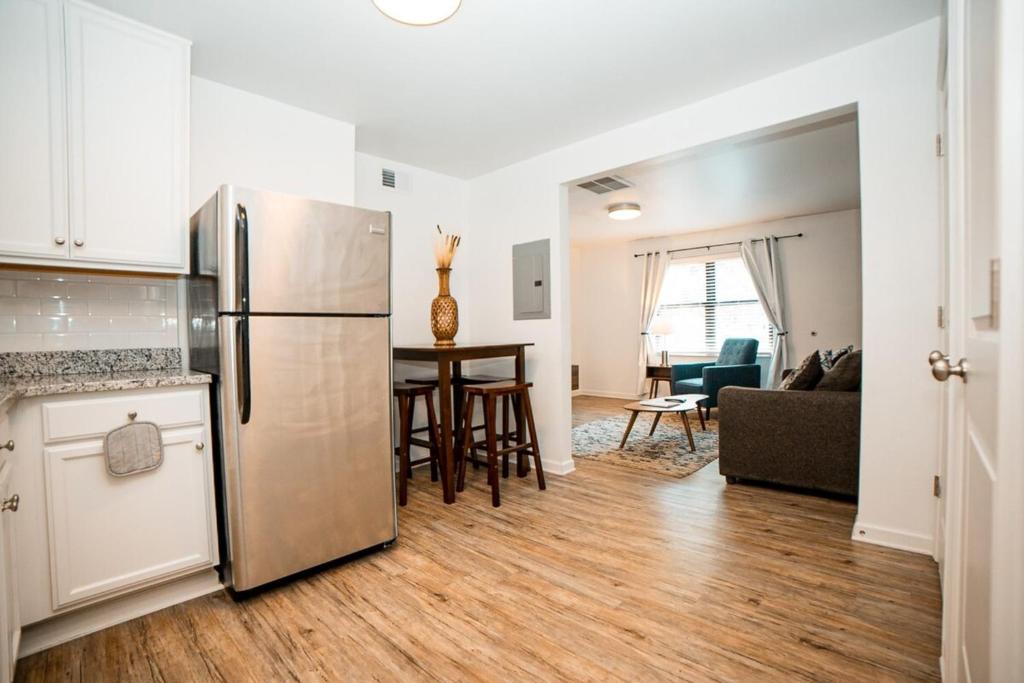 Special! 2 King Bedroom Condo Minutes to Broadway! - image 4