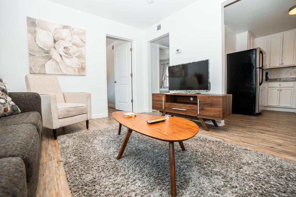 Cozy Condo Minutes to Broadway - main image