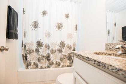 Cozy Condo Minutes to Broadway - image 12