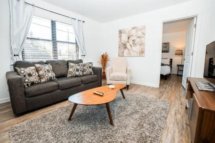 Cozy Condo Minutes to Broadway - image 14