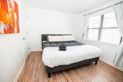 Cozy Condo Minutes to Broadway - image 2