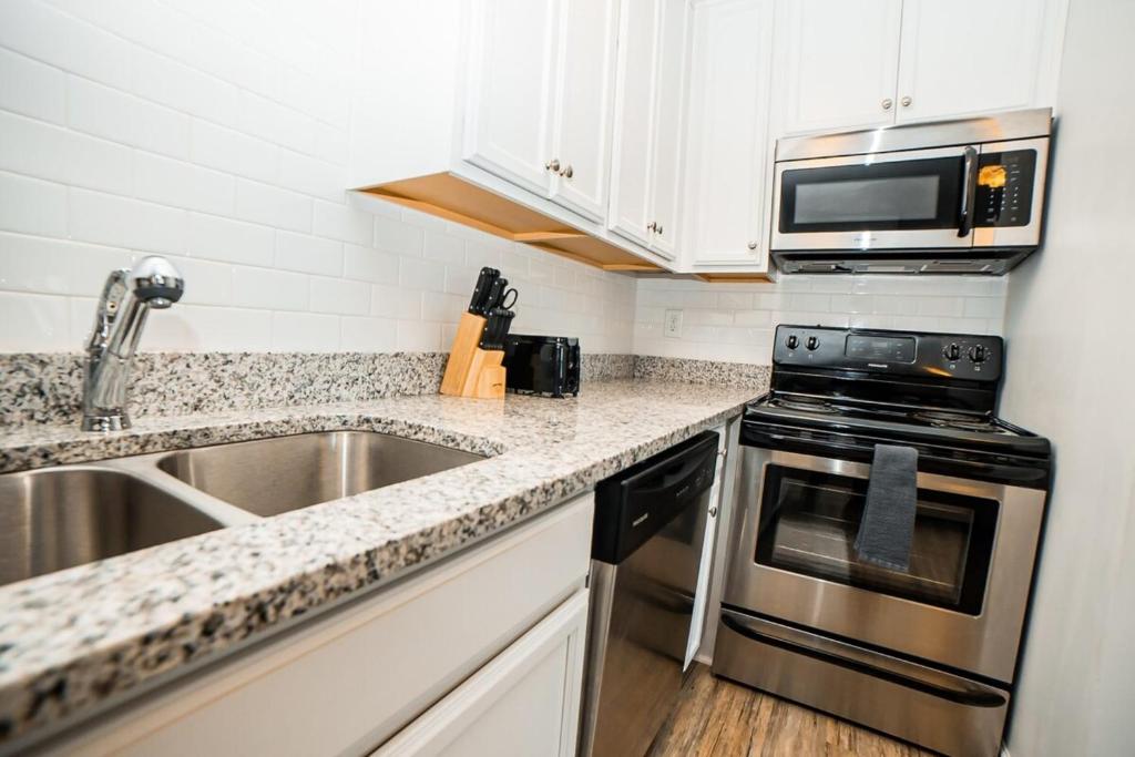 Cozy Condo Minutes to Broadway - image 3