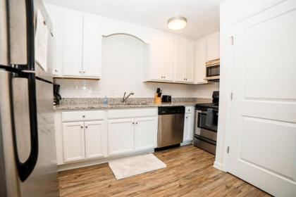 Cozy Condo Minutes to Broadway - image 4