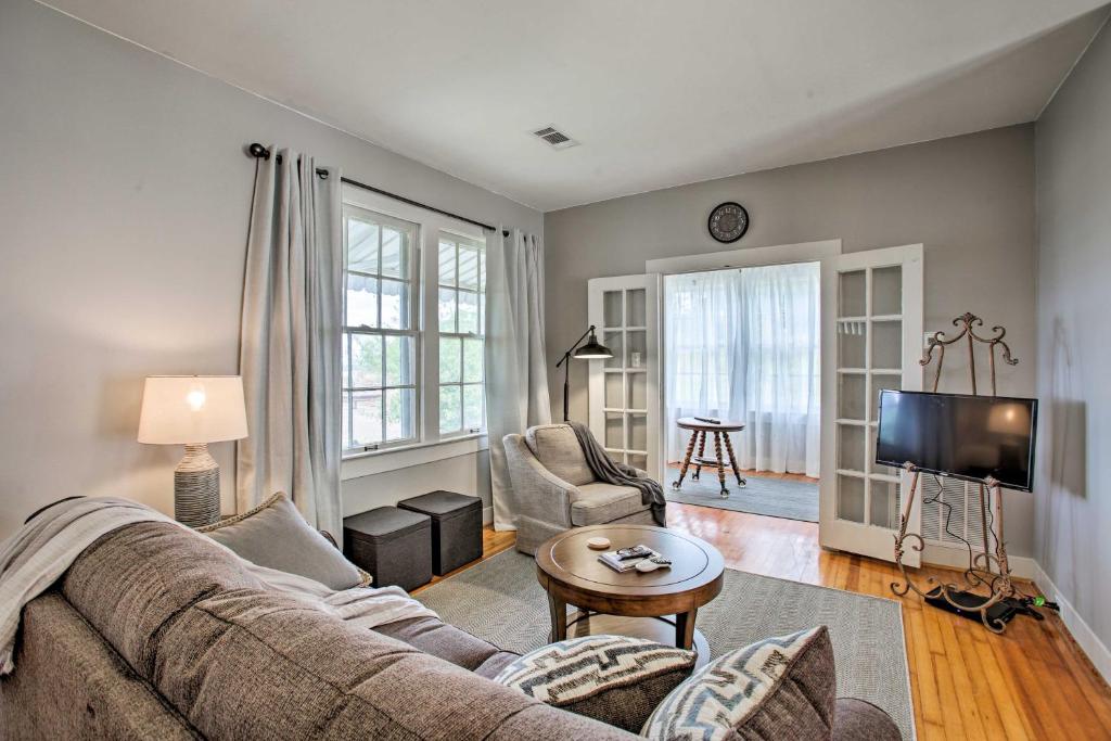 Charming Cottage with Mississippi River Views! - main image