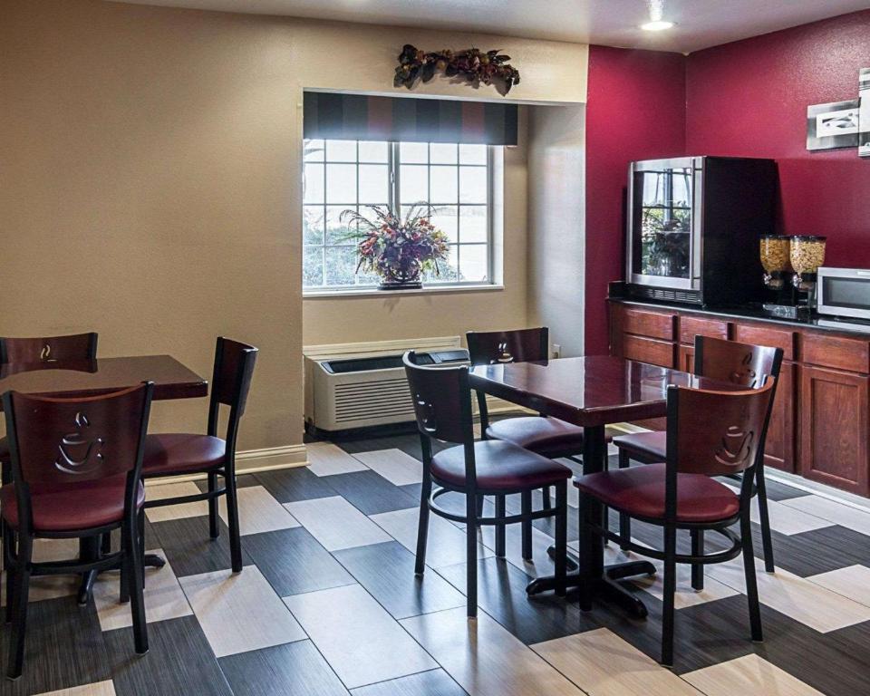 Econo Lodge Inn & Suites Natchitoches - image 2