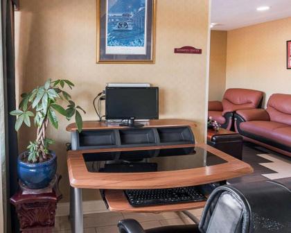 Econo Lodge Inn & Suites Natchitoches - image 4