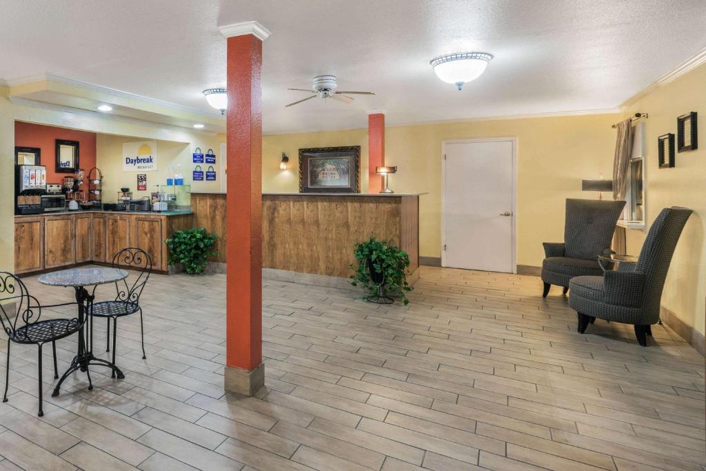 Days Inn by Wyndham Natchitoches - image 3