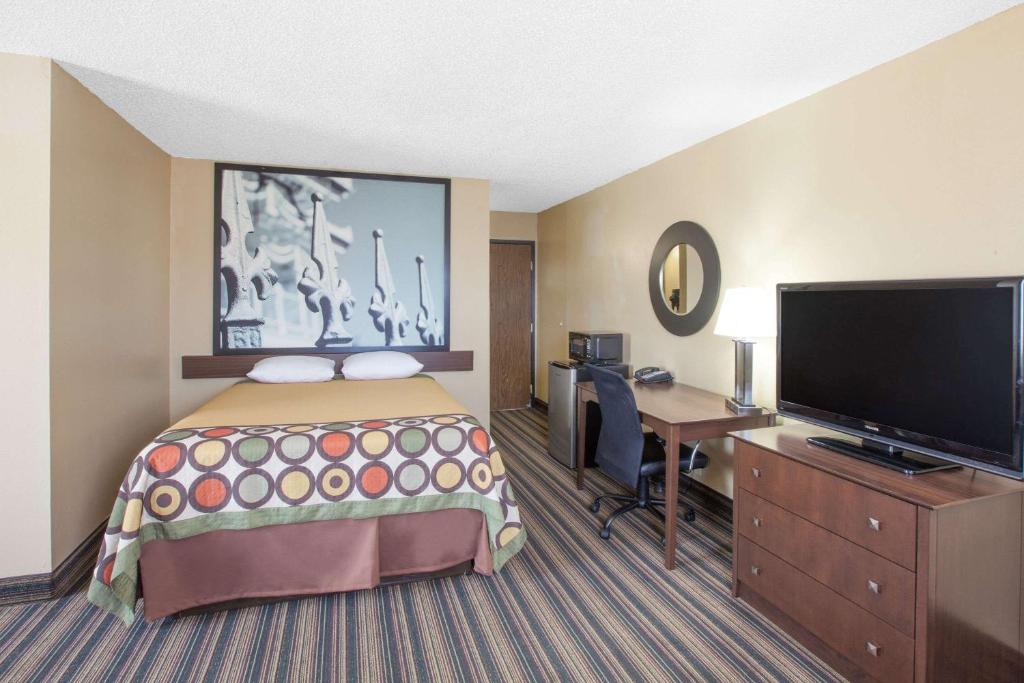 Super 8 by Wyndham Natchitoches - image 5