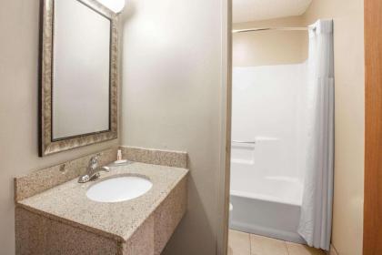 Super 8 by Wyndham Natchitoches - image 9