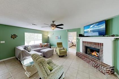 Navarre Retreat - Huge Fenced Yard - Grill Patio home