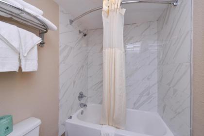 Airport Inn - image 12