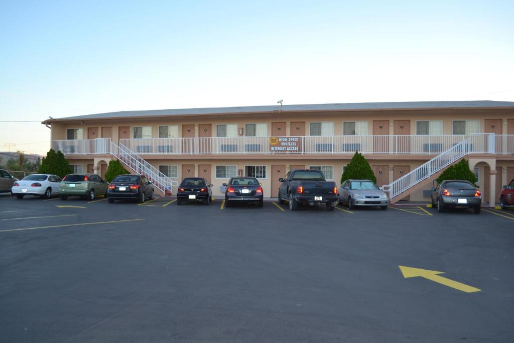Budget Inn - image 3