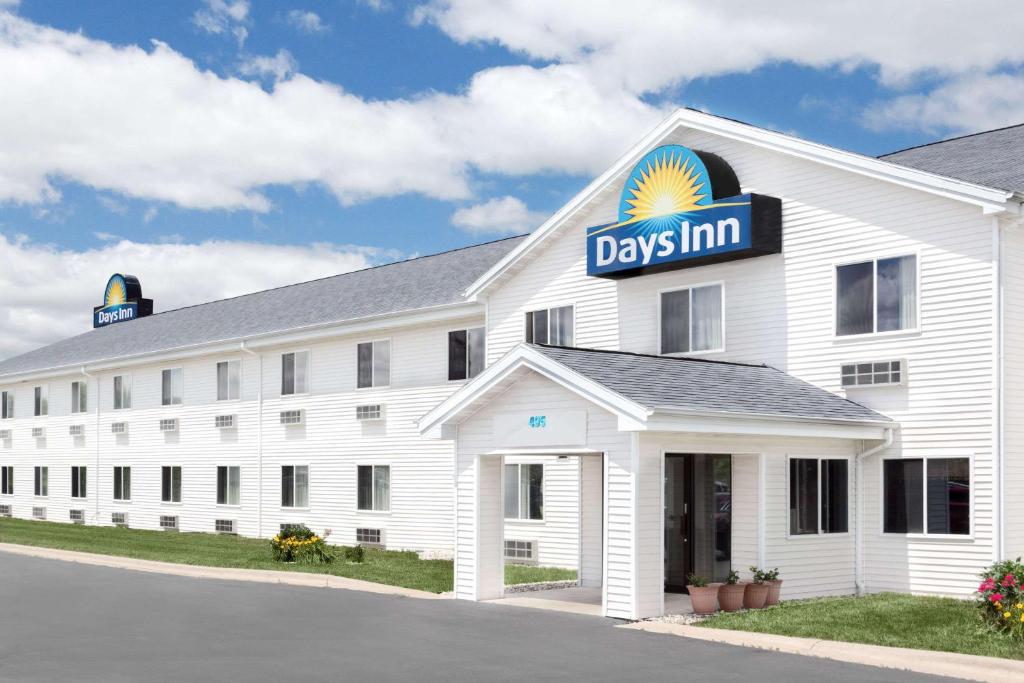Days Inn by Wyndham Neenah - main image