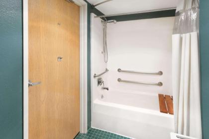 Days Inn by Wyndham Neenah - image 3