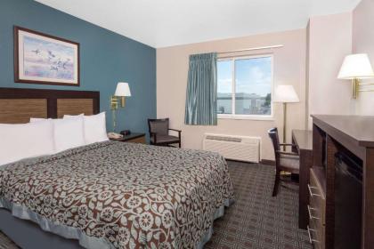 Days Inn by Wyndham Neenah - image 5