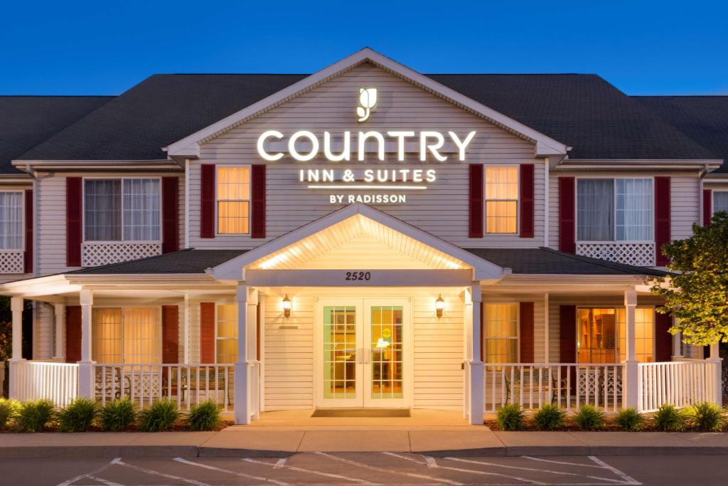 Country Inn & Suites by Radisson Nevada MO - main image