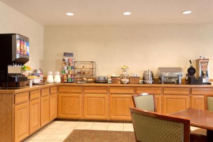 Country Inn & Suites by Radisson Nevada MO - image 13