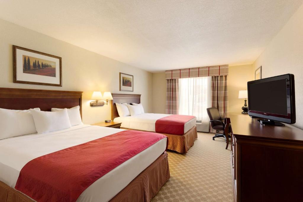 Country Inn & Suites by Radisson Nevada MO - image 2