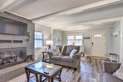 Cozy Updated Getaway in Central Nevada MO!