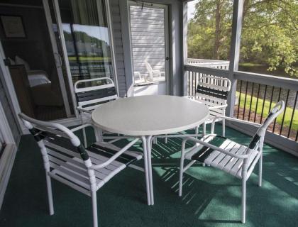 Charming Villa with Deck aside the Lake in New Bern - Two Bedroom #1 - image 10