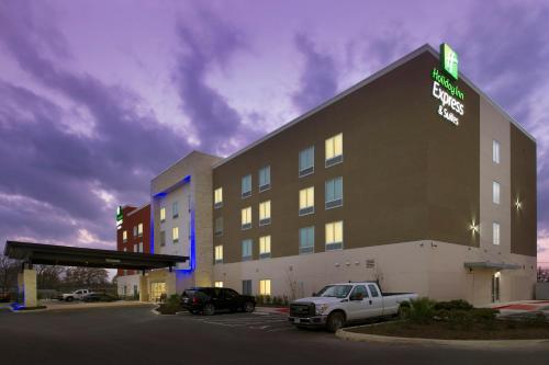 Holiday Inn Express & Suites New Braunfels an IHG Hotel - main image