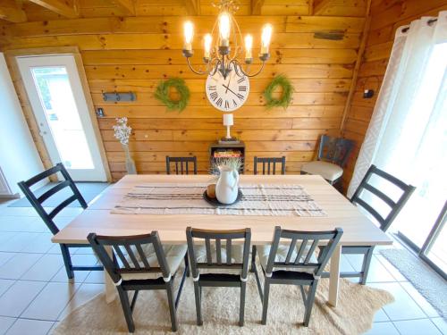 Escape to the Country! Hill Country Log Cabin - image 5