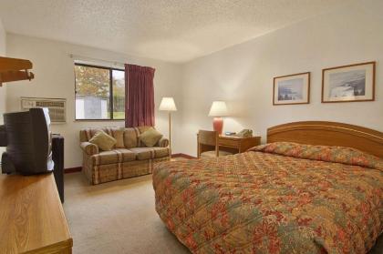 Super 8 by Wyndham New Castle - image 9