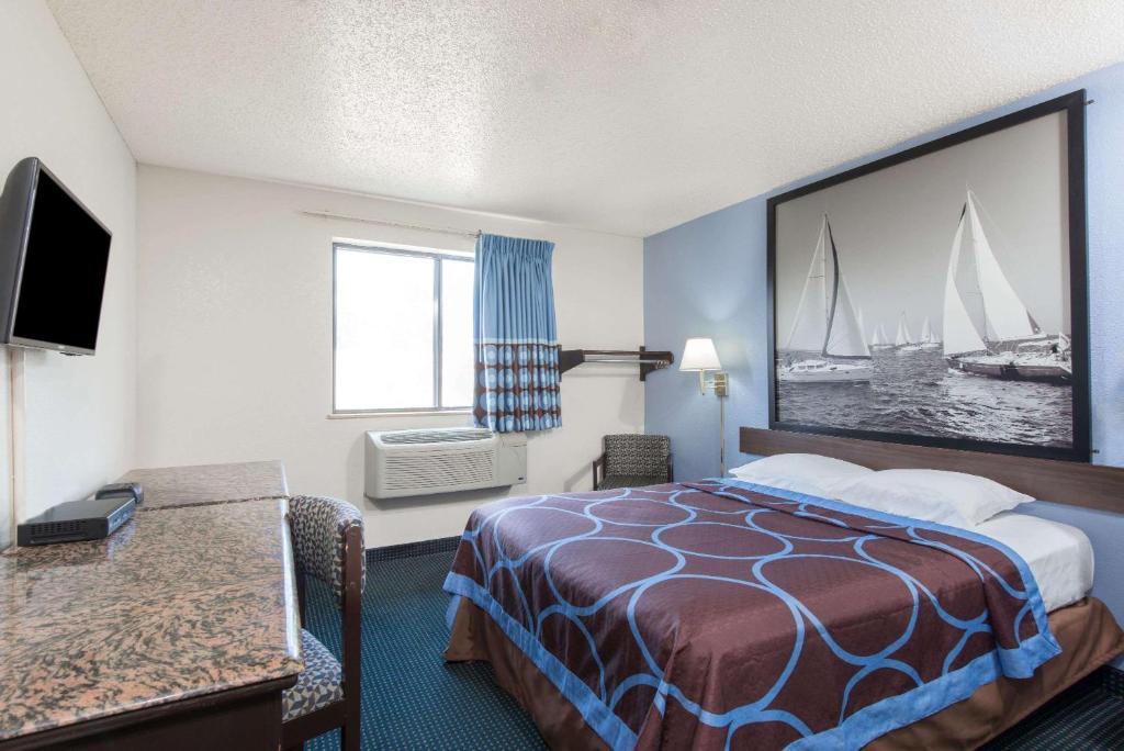 Super 8 by Wyndham New Castle - image 3