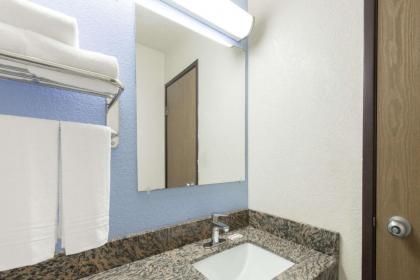 Super 8 by Wyndham New Castle - image 9
