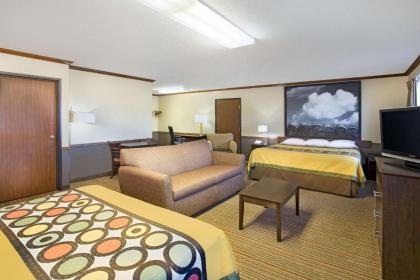 Super 8 by Wyndham New Hampton - image 7
